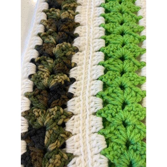 Crocheted Blanket/Throw in Multicolor Hand Made - Picture 3 of 11